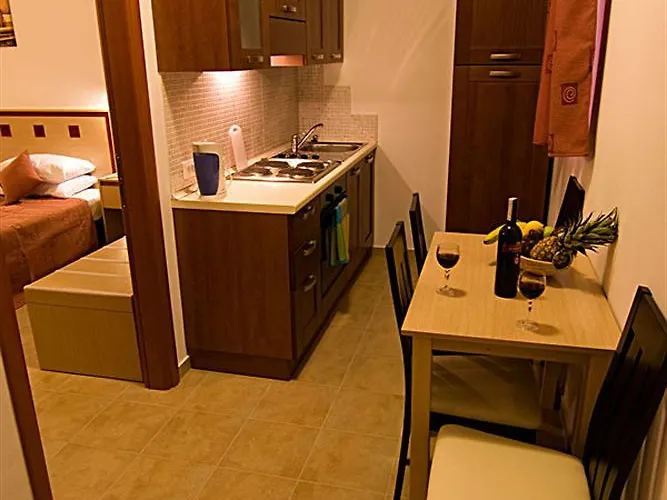 Blue Sky מלון דירות 4*